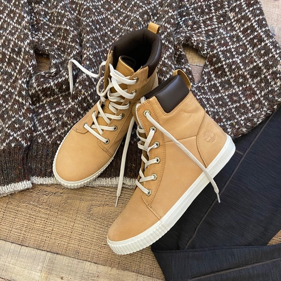 Timberland Skyla Bay 6" Boot, Nubuck Leather with High-Top Style - Picture 6 of 14